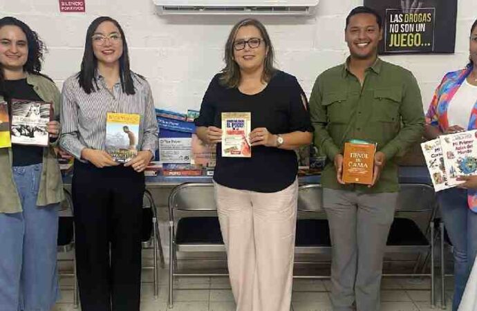 Dona Consulado de E.U.A. a Hermosillo libros a internos de ITAMA