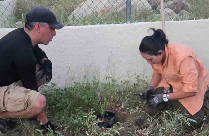 Reparan Caminantes del Desierto sistema de riego del cerro Johnson
