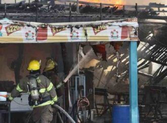 Incendio destruye por completo palapa de mariscos rumbo a Bahía de Kino
