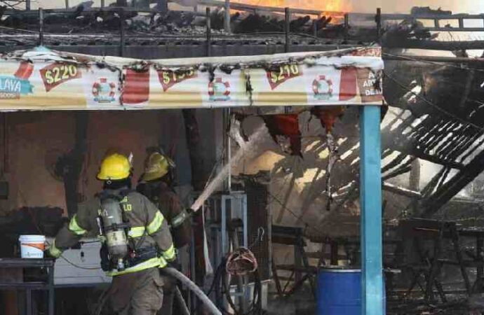Incendio destruye por completo palapa de mariscos rumbo a Bahía de Kino