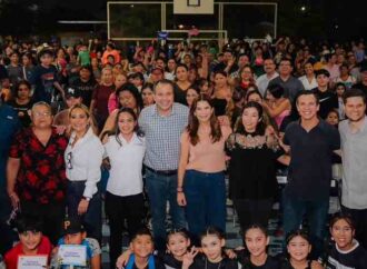 Toño Astiazarán y Patty Ruibal entregan útiles escolares a 500 niños en Altares
