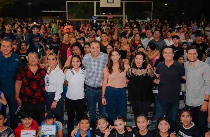 Toño Astiazarán y Patty Ruibal entregan útiles escolares a 500 niños en Altares