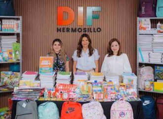 Recibe Patty Ruibal más de 5 mil 800 útiles para donar del programa Dando y Dando
