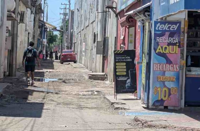 Callejones del Centro requieren trabajos de drenaje antes de reparar baches