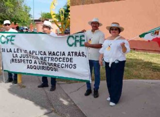 Se manifiestan ex empleados de la CFE frente a la UNISON