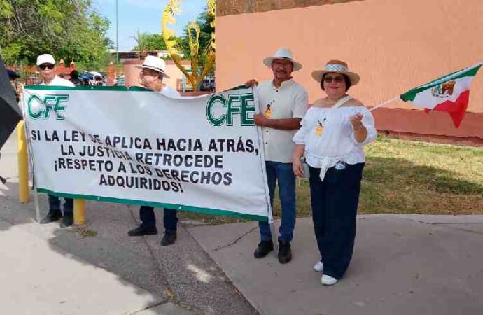Se manifiestan ex empleados de la CFE frente a la UNISON