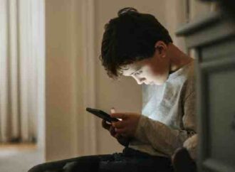 Alertan a padres sobre personas desconocidas que contactan a menores mediante videojuegos