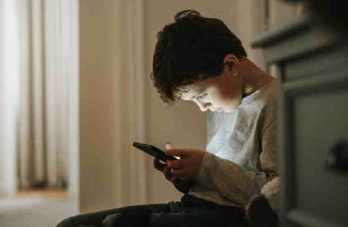 Alertan a padres sobre personas desconocidas que contactan a menores mediante videojuegos