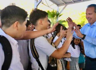Entrega Toño Astiazarán computadoras a Secundaria 9 en inicio del ciclo escolar