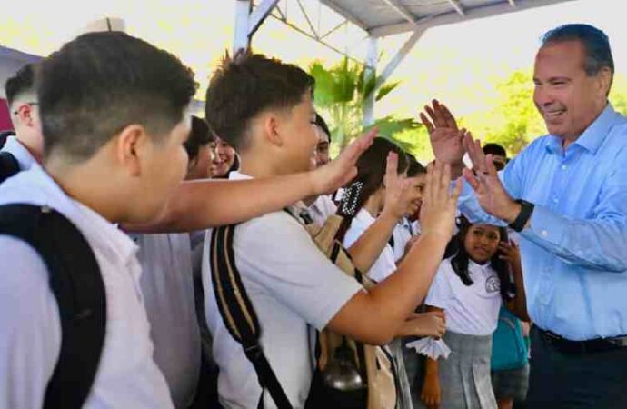 Entrega Toño Astiazarán computadoras a Secundaria 9 en inicio del ciclo escolar