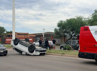 Aparatoso volcamiento en el bulevar Colosio de Hermosillo
