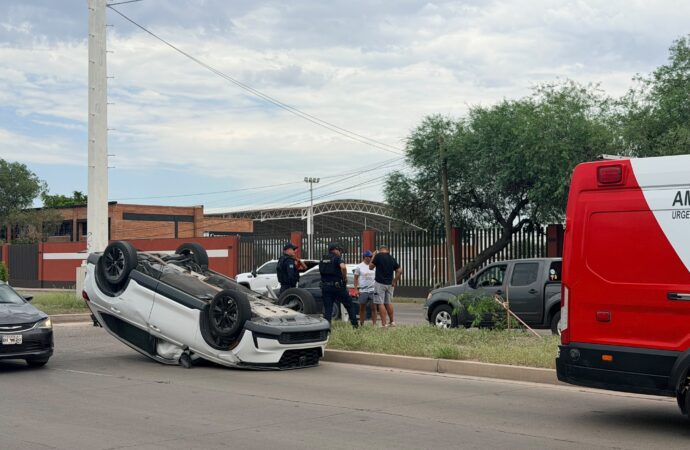 Aparatoso volcamiento en el bulevar Colosio de Hermosillo