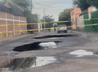 Se forma enorme socavón en Hermosillo