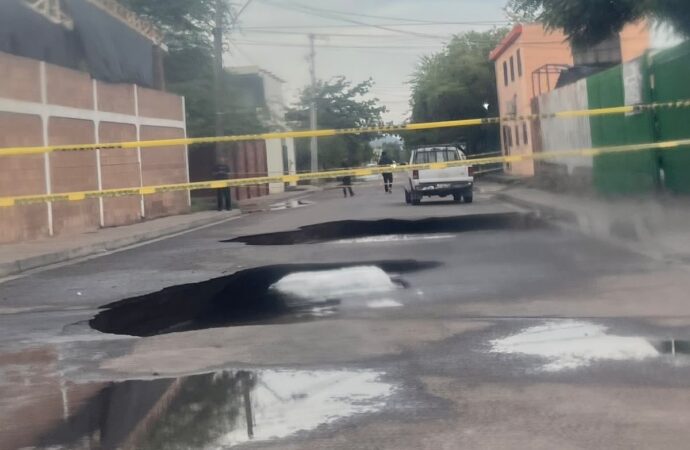 Se forma enorme socavón en Hermosillo