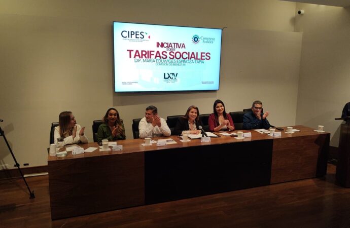 Realiza Vicky Espinoza el foro de Tarifas Sociales
