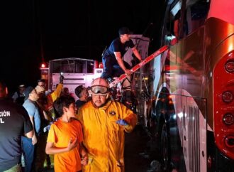 Camionazo en Sonora deja al menos 30 lesionados y un muerto