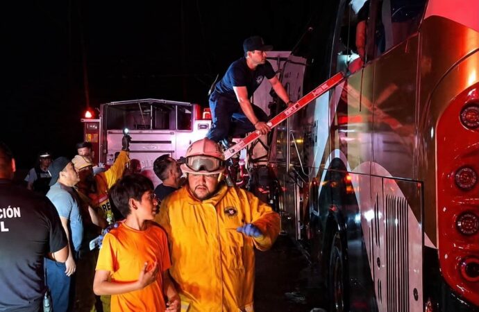 Camionazo en Sonora deja al menos 30 lesionados y un muerto