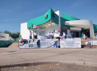 Jubilados de la CFE protestan en instalaciones del Vado del Río en Hermosillo