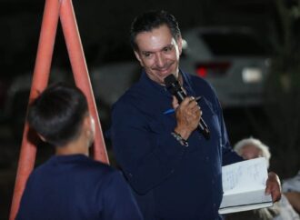 Atiende David Figueroa problemáticas de la colonia Altares