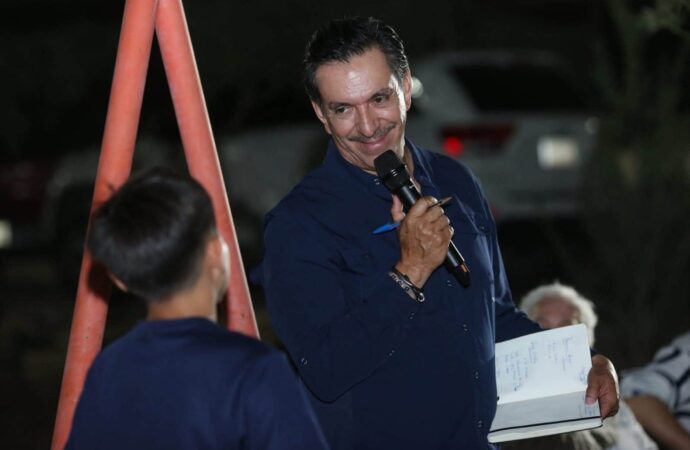 Atiende David Figueroa problemáticas de la colonia Altares