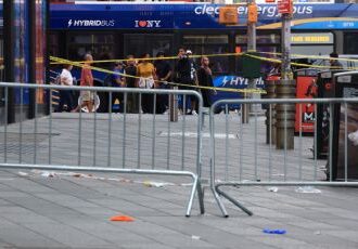 Ataque aleatorio en Times Square deja una mujer muerta y otra persona herida