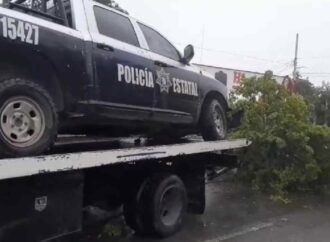 Patrulla de la PESP pierde el control y derriba árbol al norte de Hermosillo