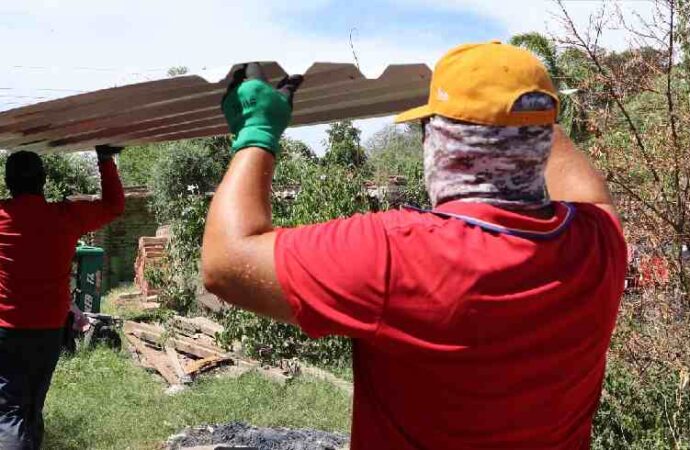 Debido a las lluvias DIF mantiene entrega de láminas a familias afectadas