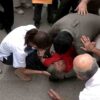 Sheinbaum se detiene para auxiliar a adulta mayor que se desvaneció en San Luis Potosí