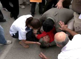 Sheinbaum se detiene para auxiliar a adulta mayor que se desvaneció en San Luis Potosí