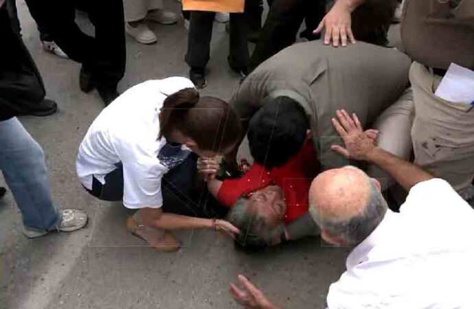 Sheinbaum se detiene para auxiliar a adulta mayor que se desvaneció en San Luis Potosí