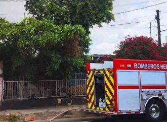 Arde casa donde acumulaban reciclables y basura en Hermosillo
