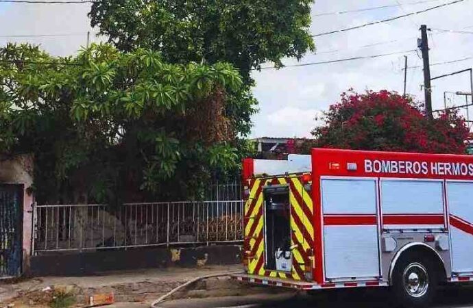 Arde casa donde acumulaban reciclables y basura en Hermosillo