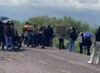 En Sonora, estudiantes de Universidad del Bienestar bloquean carretera por condiciones de escuela