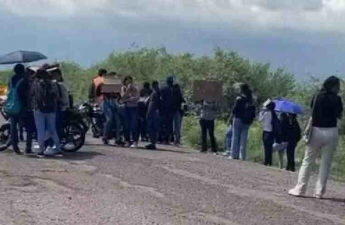 En Sonora, estudiantes de Universidad del Bienestar bloquean carretera por condiciones de escuela