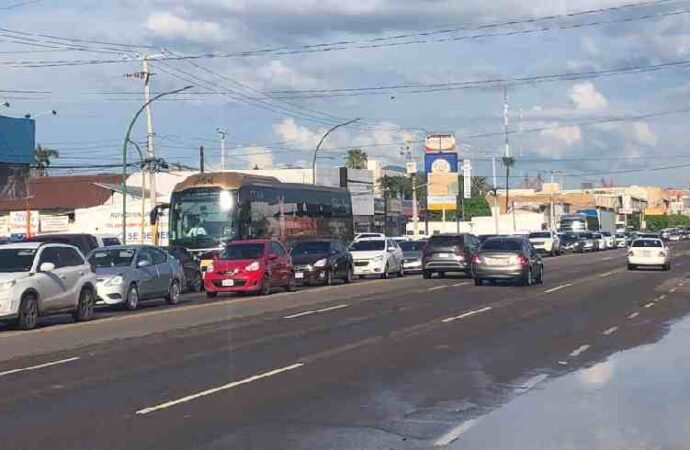 En 40 minutos cayeron 42 milímetros y se anegan calle de Cajeme