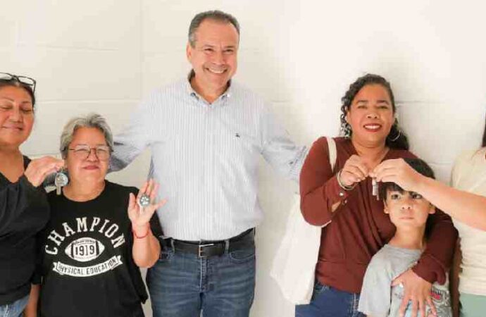 Beneficia Toño Astiazarán a familias de El Ranchito con cuartos adicionales en su vivienda