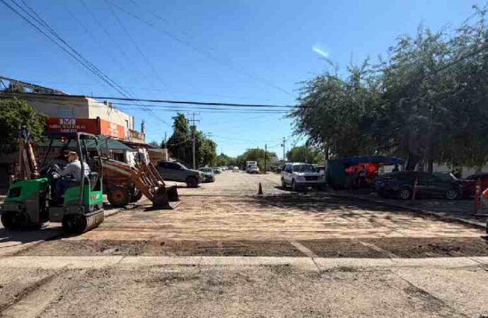 Reparan calles en Miguel Alemán
