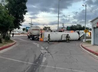 Volcadura de pipa con gasolina provoca tráfico y movilización en Nogales