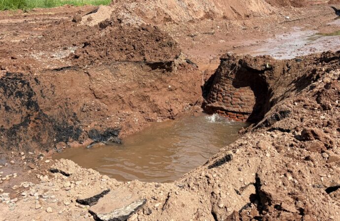 Directivos y personal de Oomapas de Cajeme realizan recorrido de inspección de daños tras las lluvias.