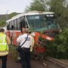 Camión de la Línea 17 choca contra árboles y barda en Hermosillo; hay dos lesionados