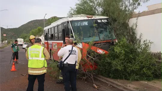Camión de la Línea 17 choca contra árboles y barda en Hermosillo; hay dos lesionados