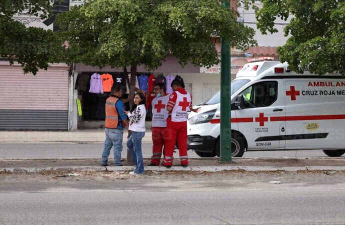 Falla en suspensión provoca choque de camión urbano; hay dos lesionados