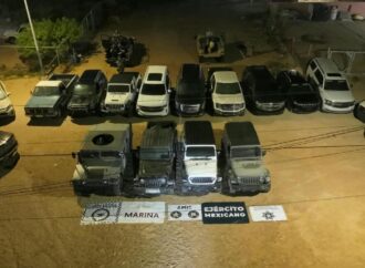 Imputan a siete tras operativo en Puerto Peñasco; aseguran 37 vehículos y más de 40 armas