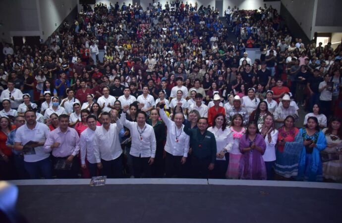 Anuncian beca universal de mil 900 pesos para estudiantes de educación superior