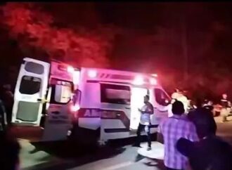 Mueren dos integrantes de Afortunados de Tierra Mixe tras caer autobús a barranco en Oaxaca