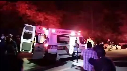 Mueren dos integrantes de Afortunados de Tierra Mixe tras caer autobús a barranco en Oaxaca