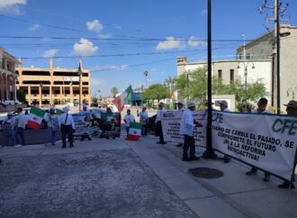 Jubilados y pensionados de CFE se manifiestaron afuera del Congreso del Estado