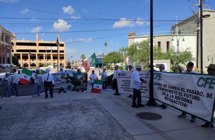 Jubilados y pensionados de CFE se manifiestaron afuera del Congreso del Estado