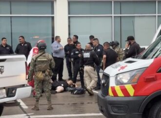 Disparan contra hombre para robarle dinero en plaza Sendero; Cruz Roja lo lleva al hospital