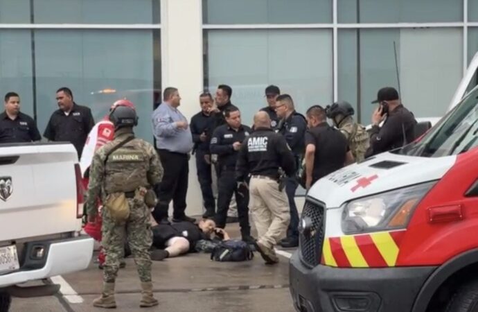 Disparan contra hombre para robarle dinero en plaza Sendero; Cruz Roja lo lleva al hospital